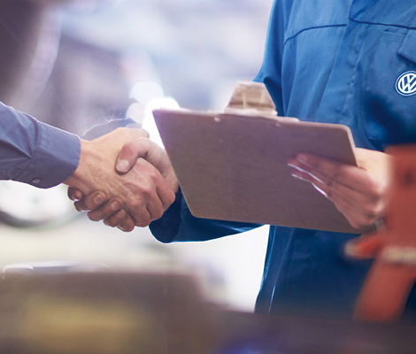 Ein Servicemitarbeiter schüttelt einem Kunde die Hand