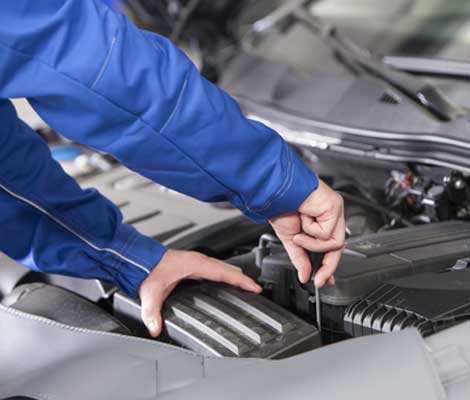 Ein Mechaniker arbeitet an einem Automotor